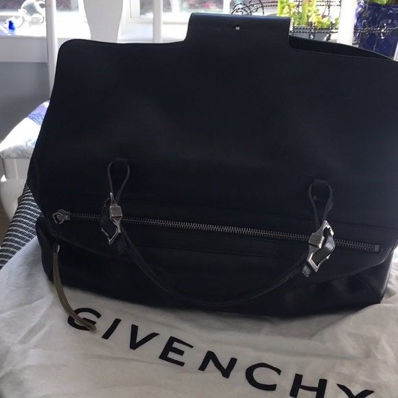 Givenchy Black leather travel bag. - Picture 5 of 5